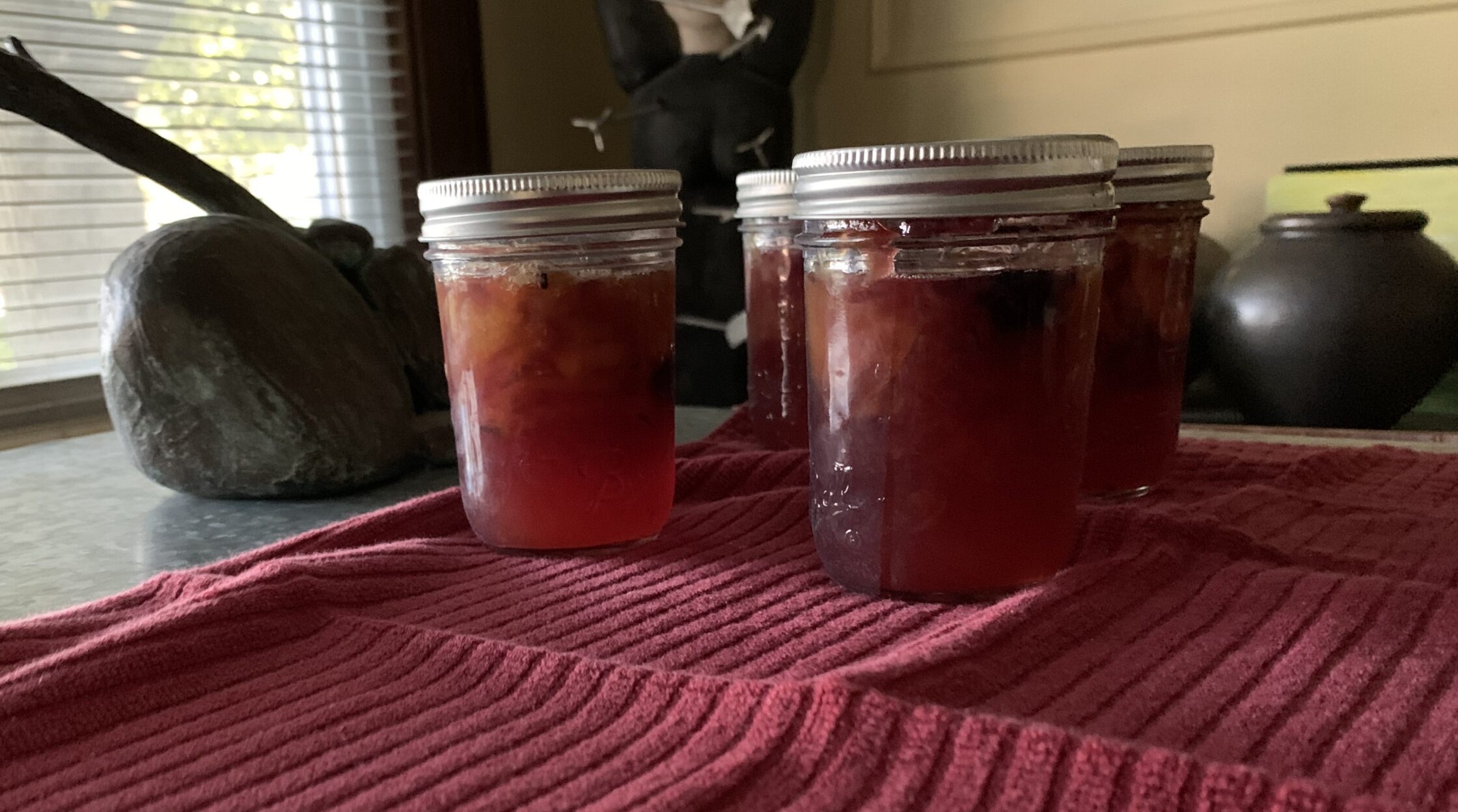 jarred-peach-blueberry-preserves